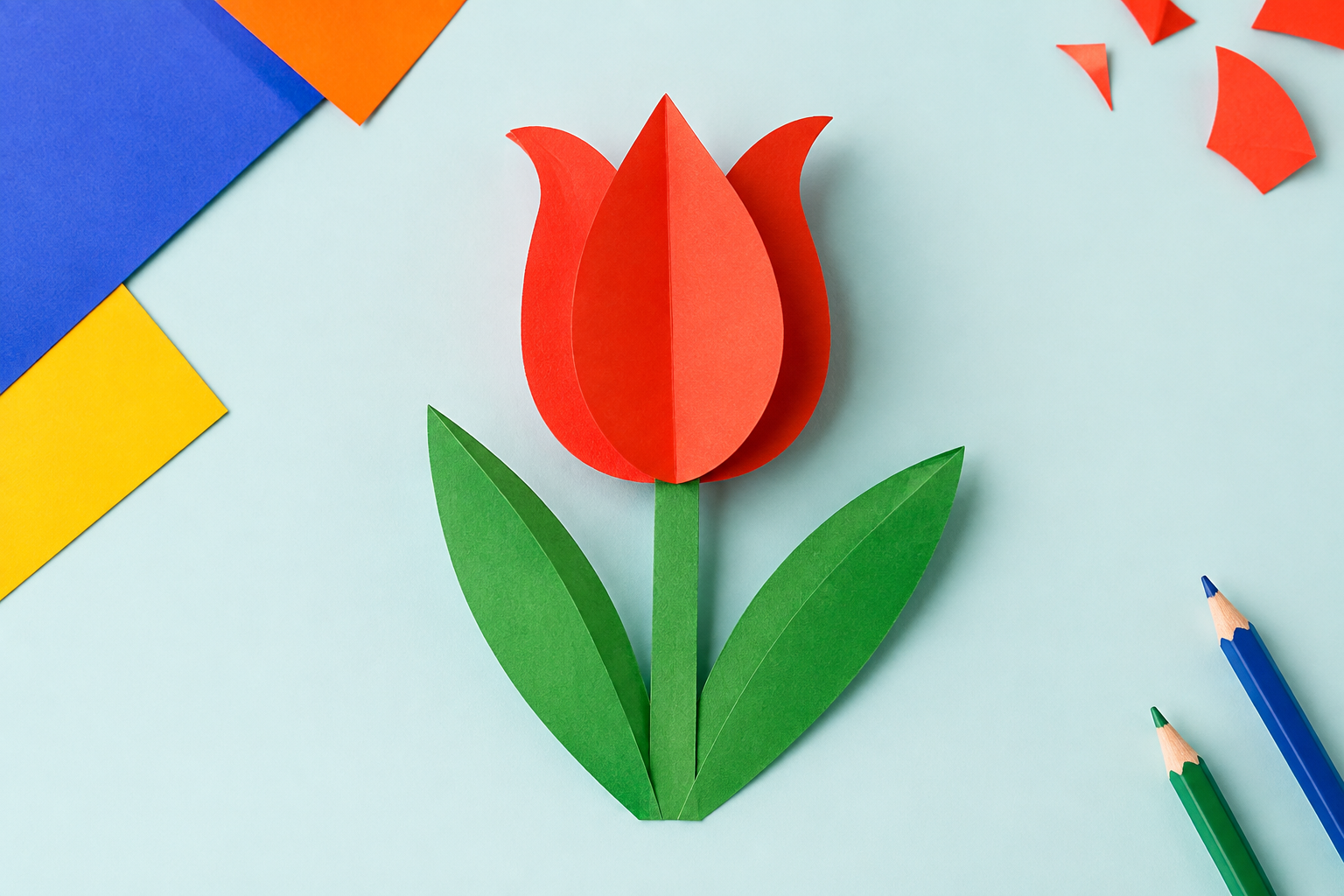 Voorbeeld van een tulp die openbloeit, gemaakt van gekleurd papier