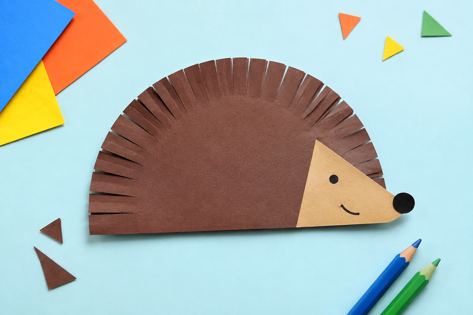 Voorbeeld van een egel met zachte stekels, gemaakt van gekleurd papier