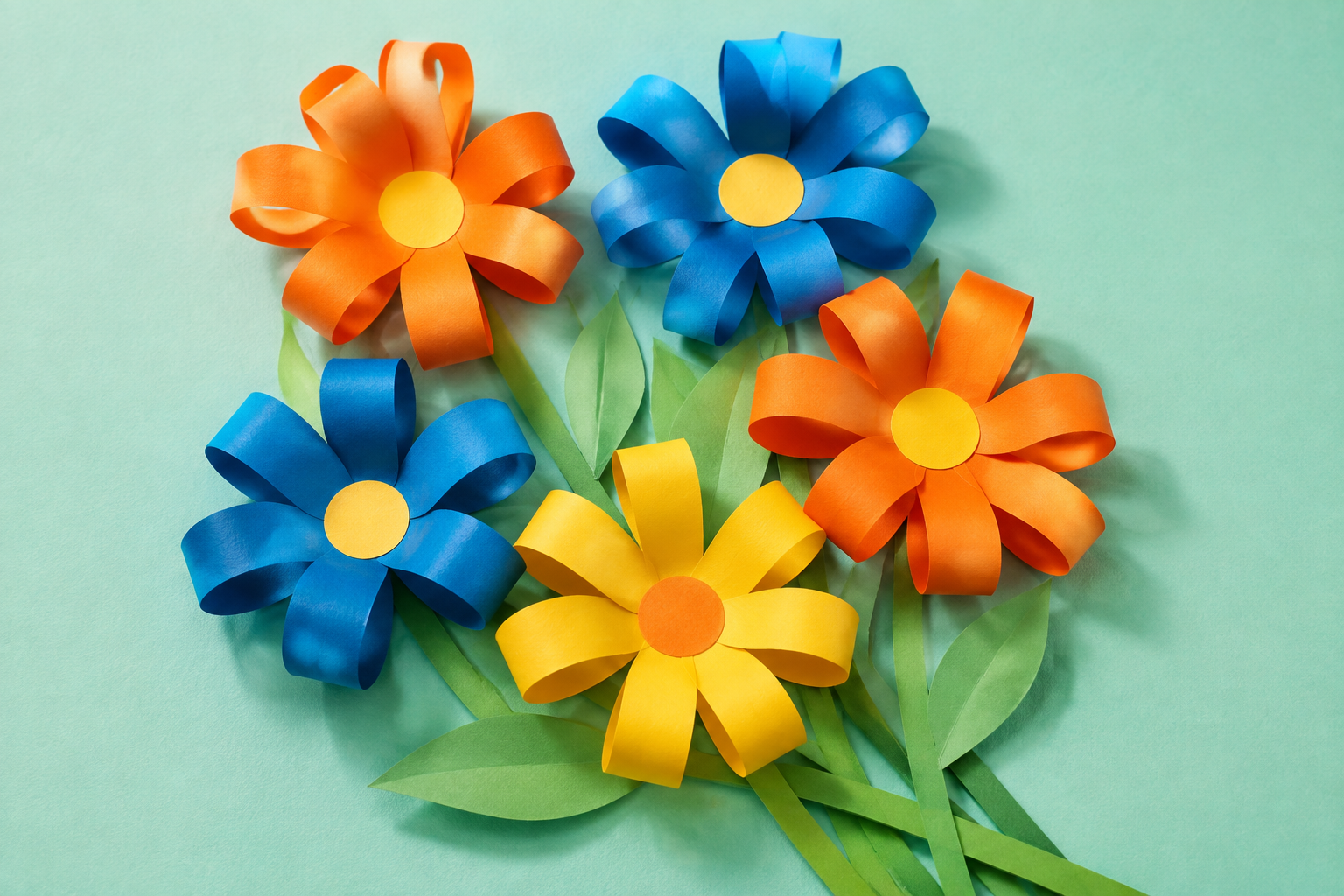 Bloemen van oranje, gele en blauwe papieren lusjes
